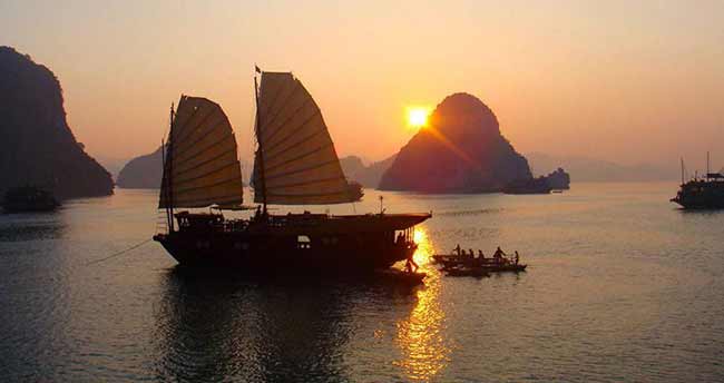 HALONG BAY - TOP WORLD PLACES FOR WATCHING SUNRISE